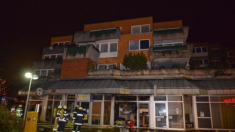 Kurz vor 4 Uhr wurde die Feuerwehr Bamberg zu einem Wohnhausbrand am Babenberger Ring gerufen. Fotos: Ronald Rinklef