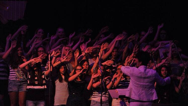 Große Show: Beim diesjährigen Musicalprojekt der Realschule Coburg II geht es nach New York. Für die Abschlussvorstellung am morgigen Sonntag gibt es noch Restkarten an der Abendkasse. Foto: Hagen Lehmann
