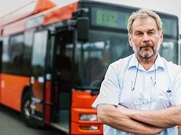 Herbert Schmidt (60) ist seit 39 Jahren Busfahrer und will noch lang nicht aufhören. Wenn der Ruf des Busverkehrs leidet, findet er das schade.