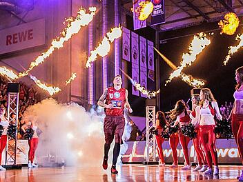 Der Bamberger Daniel Theis (hier bei der Spielervorstellung) hatte mit 15 Punkten, fünf Rebounds und sechs Assists maßgeblichen Anteil am Sieg der nationalen Auswahl. Fotos: Daniel Löb (3), Kilian Schmitt (2)