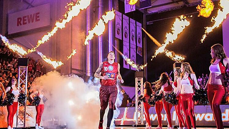 Der Bamberger Daniel Theis (hier bei der Spielervorstellung) hatte mit 15 Punkten, fünf Rebounds und sechs Assists maßgeblichen Anteil am Sieg der nationalen Auswahl. Fotos: Daniel Löb (3), Kilian Schmitt (2)