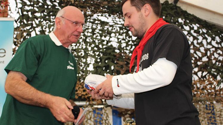 Gewinner der Preisscheibe ist Christopher Appold (rechts) mit Schützenmeister Günther Link  Foto: Evi Seeger