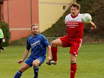 Der Ziegelangerer Spielertrainer Harald Meisel (rechts) wehrt den Ball noch vor dem Lußberger Matthias Fischer ab. Foto: Günther Geiling