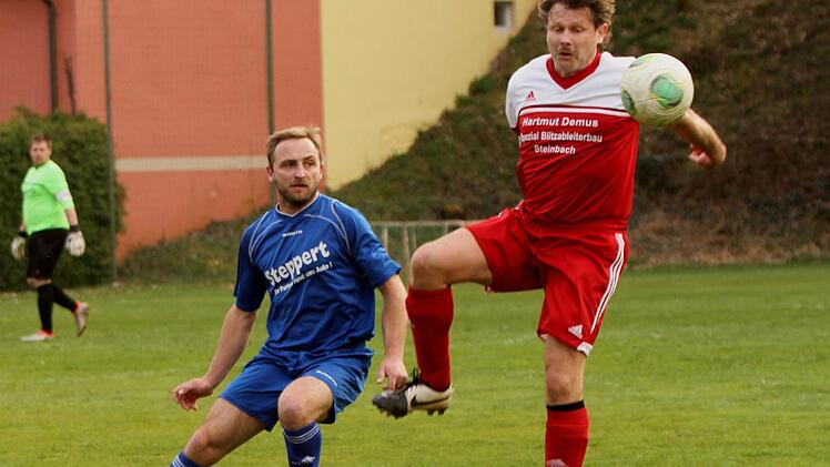 Der Ziegelangerer Spielertrainer Harald Meisel (rechts) wehrt den Ball noch vor dem Lußberger Matthias Fischer ab. Foto: Günther Geiling