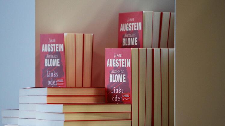 Jakob Augstein und Nikolaus Blome stellten ihren Band "Links oder Rechts" in Coburg vor.Foto: Jochen Berger