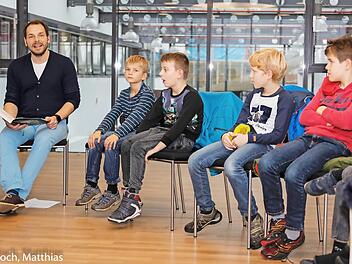 Der Bamberger Autor Martin Beyer las in der MGO aus seinem Kinderbuch.  Foto: Matthias Hoch