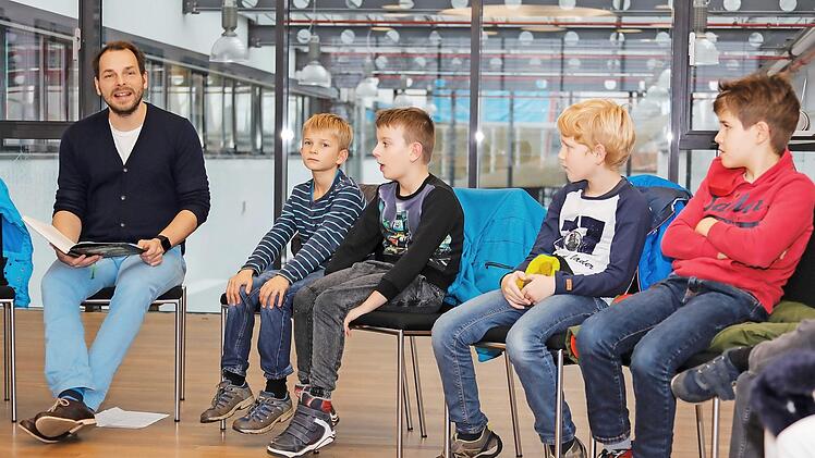 Der Bamberger Autor Martin Beyer las in der MGO aus seinem Kinderbuch.  Foto: Matthias Hoch