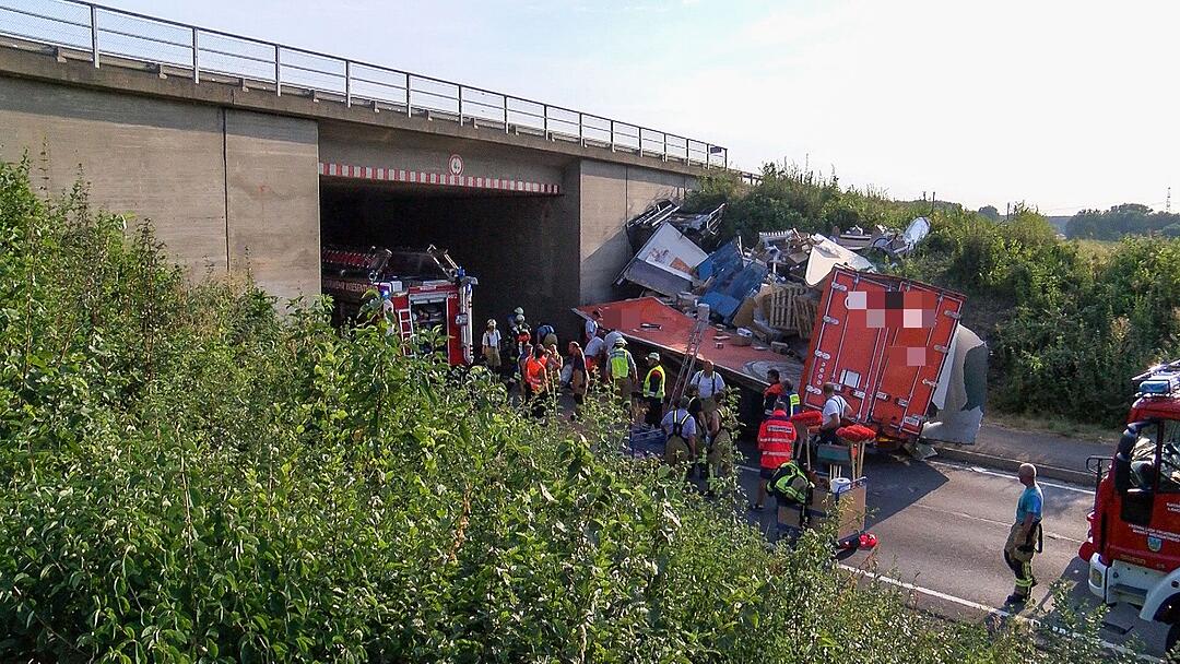 Bei Würzburg: Spektakulärer Sturz auf der A3 – Sattelzug fällt  von Autobahnbrücke auf Staatsstraße