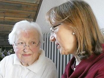 Renate Schroff gratulierte Veronika Kaltenh&auml;user im Namen der Stadt Herzogenaurach. Foto: Gabriela Ruyter