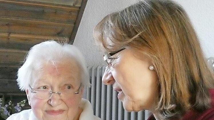 Renate Schroff gratulierte Veronika Kaltenh&auml;user im Namen der Stadt Herzogenaurach. Foto: Gabriela Ruyter