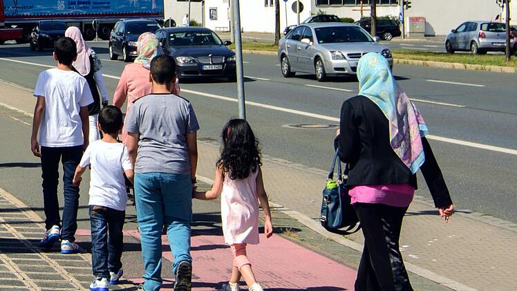 Um anerkannte Flüchtlinge aus städtischen Gemeinschaftsunterkünften zu holen, will die Stadt Nürnberg mit einem Wohnprojekt Mietobjekte für Flüchtlinge finden. Symbolfoto: Nicolas Armer, dpa