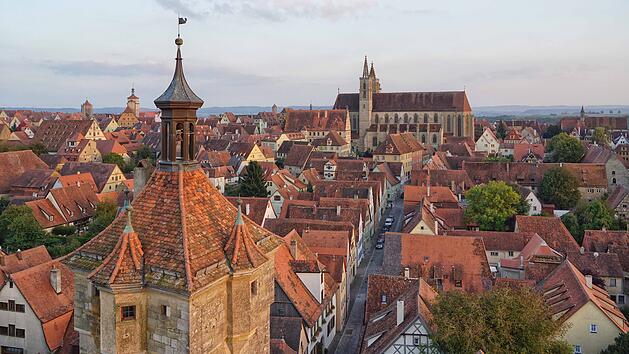 Altstadt Rothenburg o.d. Tauber- St. Jakobskirche Klingenturm Gasse seitlich&copy;Rothenburg Tourismus Service, W. Pfitzinger, Exkl
