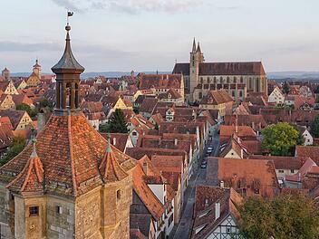 Altstadt Rothenburg o.d. Tauber- St. Jakobskirche Klingenturm Gasse seitlich©Rothenburg Tourismus Service, W. Pfitzinger, Exkl