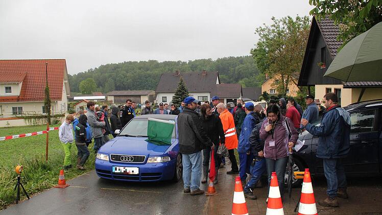 Am Samstag Vormittag wurden die ersten Teilnehmer am Achtelmeilen-Renner gestartet. Fotos: Opelfreunde