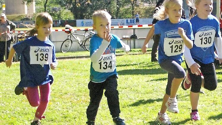 Der 55. Weinberglauf stand auch im Zeichen des Nachwuchses. Beim Bambini-Lauf gingen die jüngsten Läuferinnen und Läufer an den Start.  Fotos: Ulrich Zetzmann