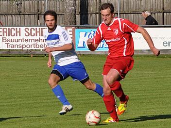 Auf die kraftvollen Antritte des lange verletzten Christian Engelhardt (rechts) hofft der FC Kronach im Kampf um den Klassenerhalt. Foto: Archiv/Herbert Kalb