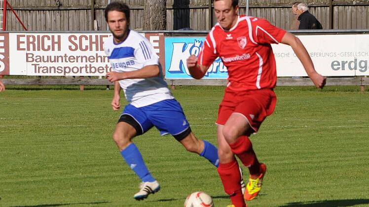 Auf die kraftvollen Antritte des lange verletzten Christian Engelhardt (rechts) hofft der FC Kronach im Kampf um den Klassenerhalt. Foto: Archiv/Herbert Kalb