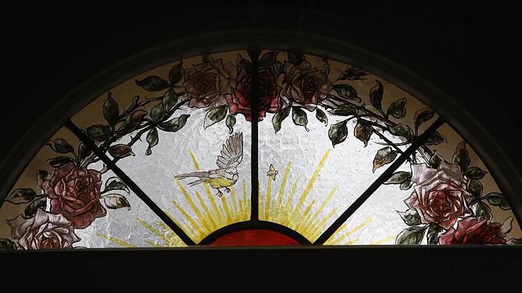 Die bemalten Glasfenster sind so alt wie die Villa selbst: 113 Jahre. Foto: Matthias Hoch