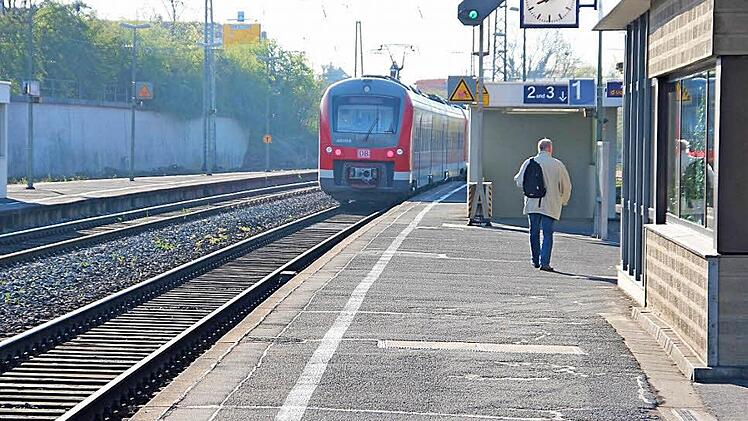 Ein Zug verlässt am Mittwochmorgen den Haßfurter Bahnhof. Wer ihn erwischte, hatte Glück. Andere warteten umsonst.  Foto: Klaus Schmitt