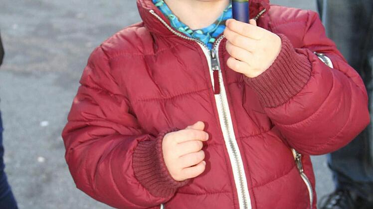 Seine selbstgefärbte Kerze möchte Paul dem Papa schenken. Foto: Gerda Völk