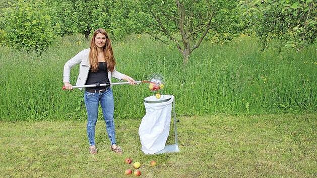 Die im Aufleseger&auml;t gesammelten Fr&uuml;chte lassen sich einfach in einen anderen Beh&auml;lter umf&uuml;llen.