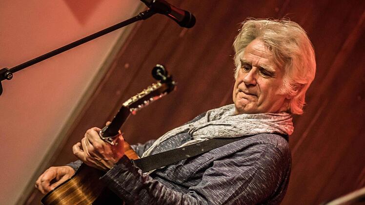 Fergus Feely am Mandocello beim Gastspiel mit Seán Keane in Coburg. Foto: Jochen Berger