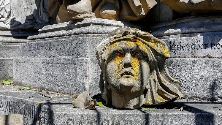 Der Kopf der Figur ist abgebrochen, aber gerettet. Foto: Matthias Hoch