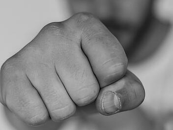 In einer Nürnberger Diskothek eskalierte am Sonntag eine Auseinandersetzung, zwei Männer wurden lebensgefährlich verletzt. Die Polizei sucht Zeugen. Foto: pixabay/ToNic-Pics