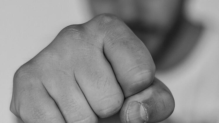 In einer Nürnberger Diskothek eskalierte am Sonntag eine Auseinandersetzung, zwei Männer wurden lebensgefährlich verletzt. Die Polizei sucht Zeugen. Foto: pixabay/ToNic-Pics