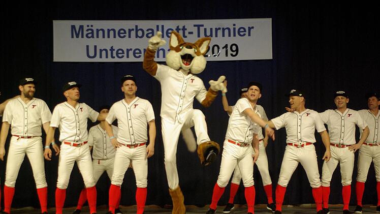 Eine der markanten Veranstaltungen im Jahresablauf der UKG ist das immer ausverkaufte, schon legendäre Männerballett-Turnier in der Erthalhalle: Die Fuschter Baseball-Füchse.       Archiv/Ehling