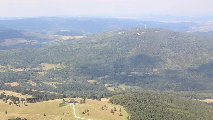 Die Kissinger Hütte auf dem Feuerberg bei Langenleiten ist ein touristischer Hotspot. Viele weitere Ziele wie der Kreuzberg (im Bildhintergrund) lassen sich von dort aus erreichen. Allerdings muss die Wanderhütte saniert werden. Foto: Archiv/ Johannes Schlereth