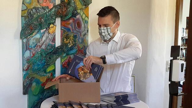 Diesen schönen Moment nach langer Unsicherheit lässt sich der Bad Brückenauer Kulturbüroleiter nicht nehmen. Persönlich packt Jan Marberg den ersten Karton mit den noch druckfrischen Programmheften aus. Im Oktober beginnen die neuen Volkshochschulkurse.  Foto: Rolf Pralle