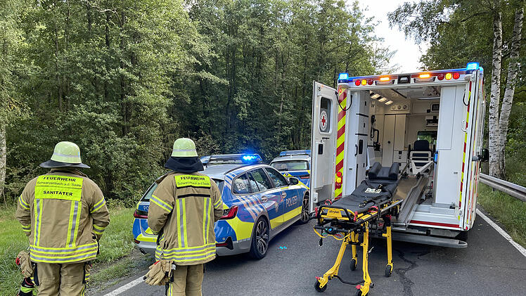 Unfall mit f&uuml;nf Schwerverletzten neben Badesee: Polizist l&auml;sst Unfallstelle mit Traktor absperren