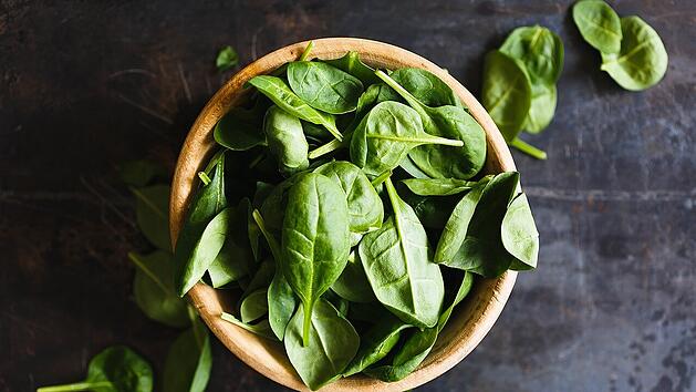 Kräuter haltbar machen – zum Beispiel als Pesto.