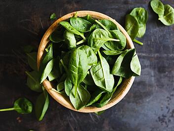 Kräuter haltbar machen – zum Beispiel als Pesto.