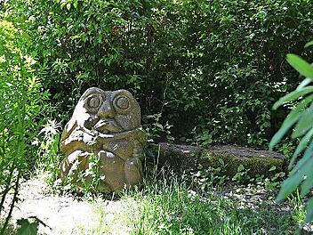 Auch Kunst versteckt sich zwischen den B&auml;umen im Freizeitpark Villeneuve-sur-Lot.