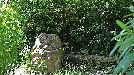 Auch Kunst versteckt sich zwischen den B&auml;umen im Freizeitpark Villeneuve-sur-Lot.