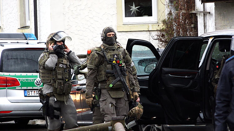 Kreis Kulmbach: Mann bedroht Polizisten mit Messer - Spezialkräfte rücken an