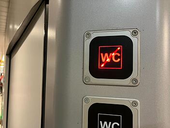 Toilettentür in Regionalzug zwischen Nürnberg und Regensburg beschädigt Toilettentür in Regionalzug zwischen Nürnberg und Regensburg beschädigt