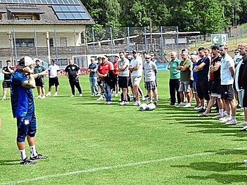 Fu&szlig;balltraining hautnah mit Tobias Burger (links) im Weismainer Waldstadion.GFT Oberfranken