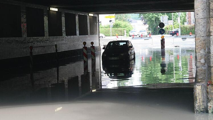 Dieses Auto steckte in der Callenberger Unterführung in Coburg fest.