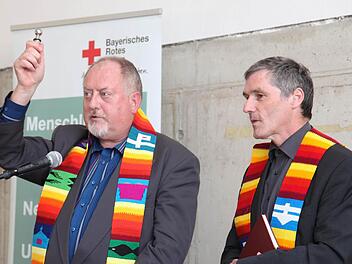 Die beiden Pfarrer Rudolf Theiler (links) und Bernd Grosser nahmen die Segnung vor.  Foto: Michael Will