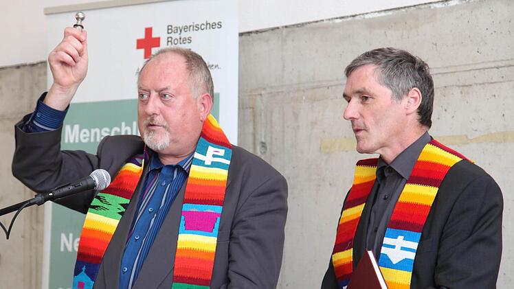 Die beiden Pfarrer Rudolf Theiler (links) und Bernd Grosser nahmen die Segnung vor.  Foto: Michael Will