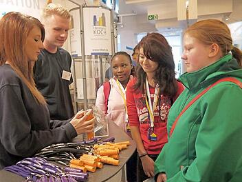 Was man bei der Firma Koch alles mit Kunststoff und einer großen Portion Kreativität machen kann, zeigen die beiden Auszubildenden Julia (links) und Tony (Zweiter von links) bei der Berufsfindungsmesse im Coburger Kongresshaus. Interessierte Schüler wie (von rechts) Melanie, Sidi und Abigail finden sich da natürlich schnell. Foto: Berthold Köhler