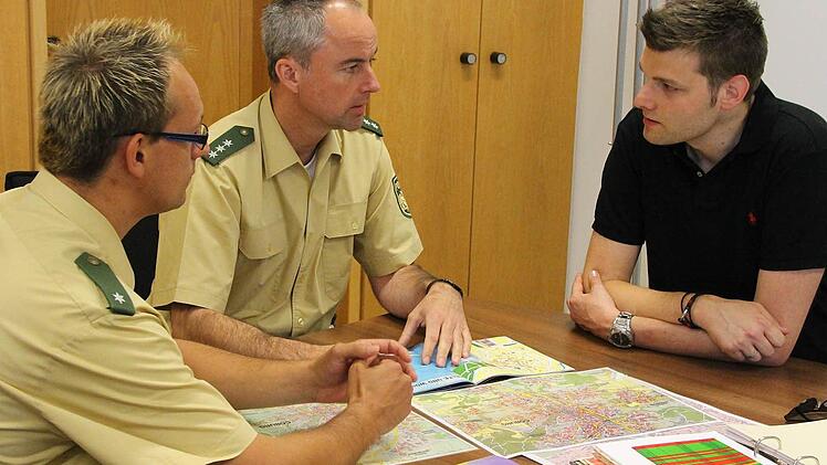 Mit Dominik Fehn und Markus Reißenberger (von links) von der Coburger Polizei bespricht Sambaco-Pressesprecher Andi Ebert, was beim Public Viewing am Samba-Wochenende zu beachten ist.