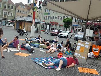 Smart Mob: Am heutigen Samstag, 13. September, demonstrieren Fachkräfte unter dem Motto "Pflege am Boden" erneut auf dem Marktplatz in Bad Neustadt. Mitorganisatorin ist die Hammelburgerin Karin Stratmann. Foto: Karin Stratmann