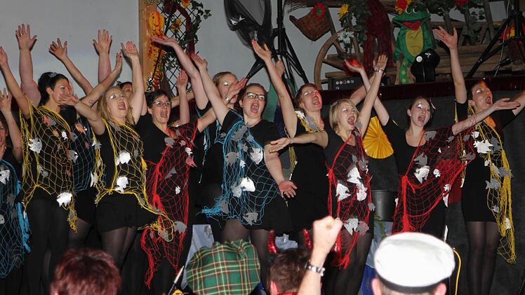 Als Anglerköniginnen kamen diesmal die "lustigen Weiber von Neubrunn". Foto: Günther Geiling