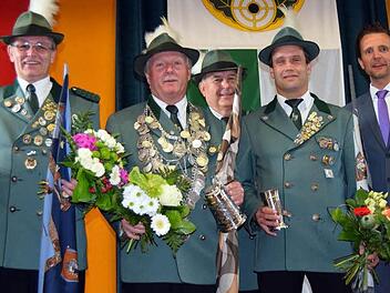 Stolz präsentierte sich das neue Königshaus der Aktivitas mit König Richard Werner (2. von links), 1. Ritter Jörg Lesch (2. von rechts), 2. Ritter Dieter Brandmeier (links). Bürgermeister und Schützenmeister gratulierten. Foto: Andreas Welz