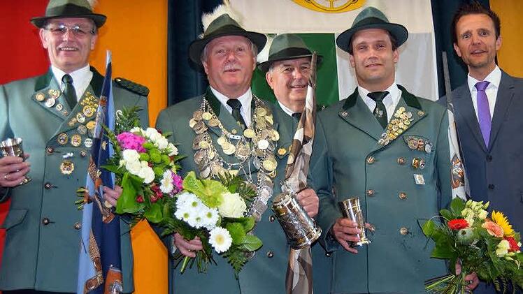 Stolz präsentierte sich das neue Königshaus der Aktivitas mit König Richard Werner (2. von links), 1. Ritter Jörg Lesch (2. von rechts), 2. Ritter Dieter Brandmeier (links). Bürgermeister und Schützenmeister gratulierten. Foto: Andreas Welz