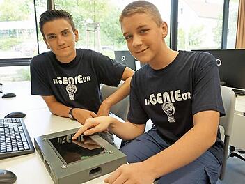 Anstelle von teuren PCs könnten kleine Computer, die in den Tisch integriert werden, den digitalisierten Schulunterricht bestimmen. Benedikt Döring (l.) und Cedric Bös präsentieren ihren Prototyp. Foto: Tina Meier